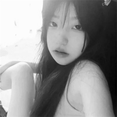 真人女生头像可爱呆萌黑白图片