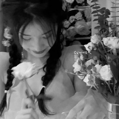 真人女生头像可爱呆萌黑白图片