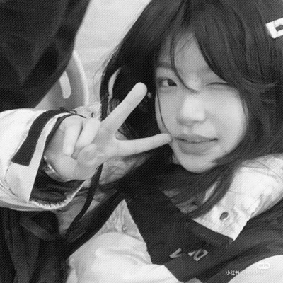 真人女生头像可爱呆萌黑白图片