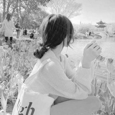 真人女生头像可爱呆萌黑白图片