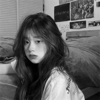 真人女生头像可爱呆萌黑白图片