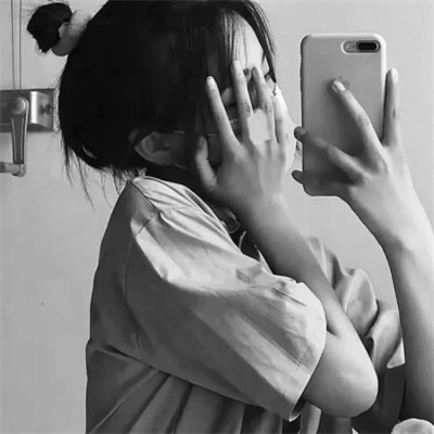 真人女生头像可爱呆萌黑白图片