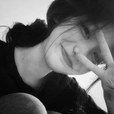 真人女生头像可爱呆萌黑白图片