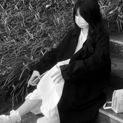 真人女生头像可爱呆萌黑白图片