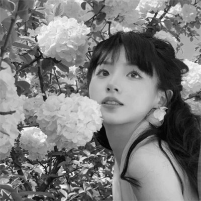 真人女生头像可爱呆萌黑白图片