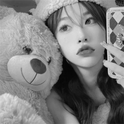 真人女生头像可爱呆萌黑白图片