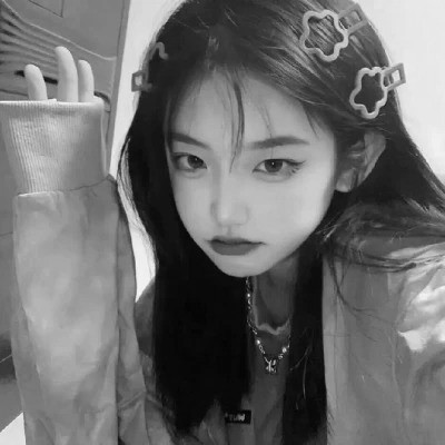 真人女生头像可爱呆萌黑白图片