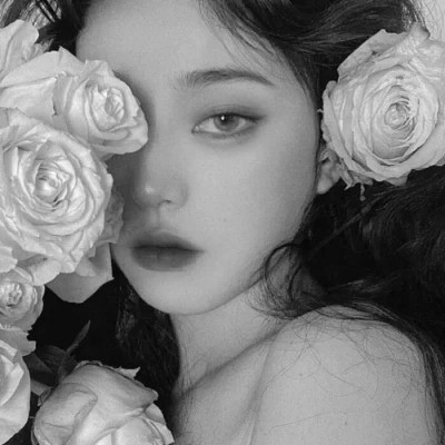 真人女生头像可爱呆萌黑白图片