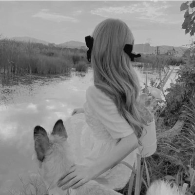 真人女生头像可爱呆萌黑白图片