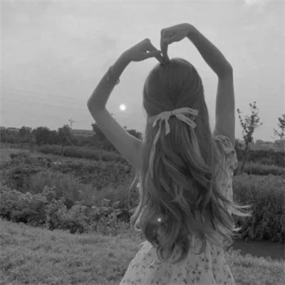 真人女生头像可爱呆萌黑白图片