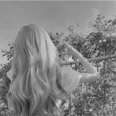 真人女生头像可爱呆萌黑白图片