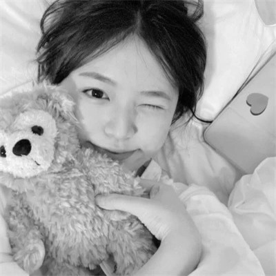 真人女生头像可爱呆萌黑白图片