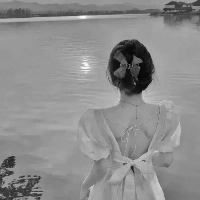 真人女生头像可爱呆萌黑白图片