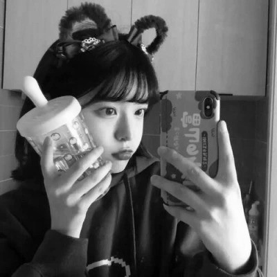 真人女生头像可爱呆萌黑白图片