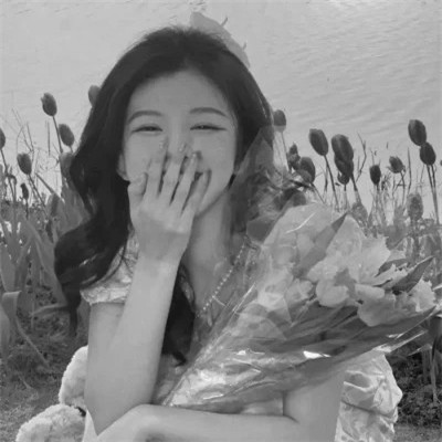 真人女生头像可爱呆萌黑白图片
