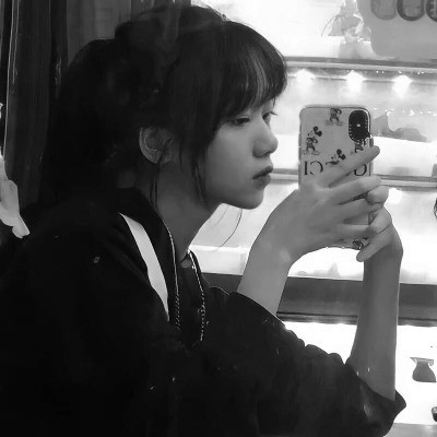 真人女生头像可爱呆萌黑白图片