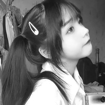 真人女生头像可爱呆萌黑白图片