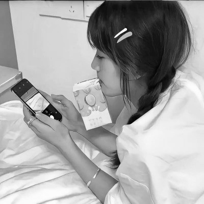 真人女生头像可爱呆萌黑白图片