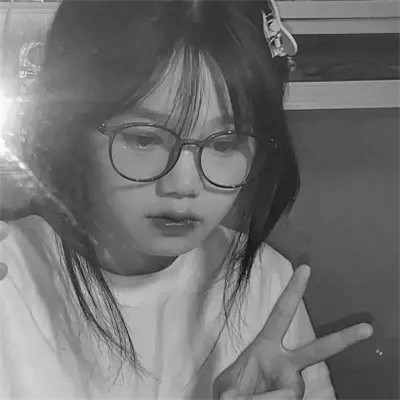 可爱黑白女头图片