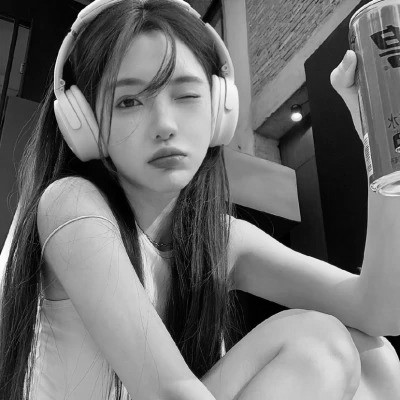 可爱黑白女头图片