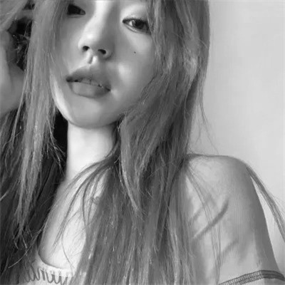 黑白高清女生可爱头像真人图片