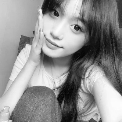 黑白高清女生可爱头像真人图片