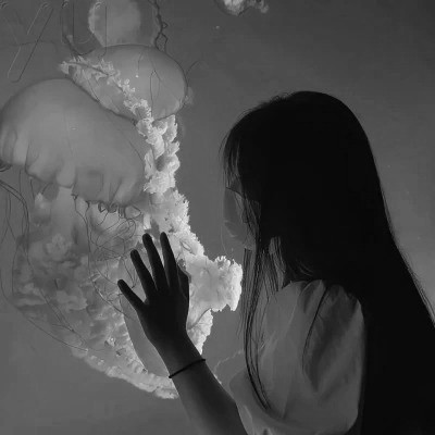 黑白高清女生可爱头像真人图片