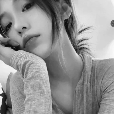 黑白高清女生可爱头像真人图片