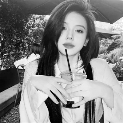 黑白高清女生可爱头像真人图片