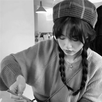 黑白高清女生可爱头像真人图片