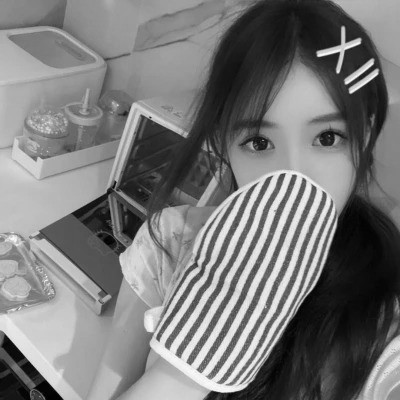 黑白高清女生可爱头像真人图片