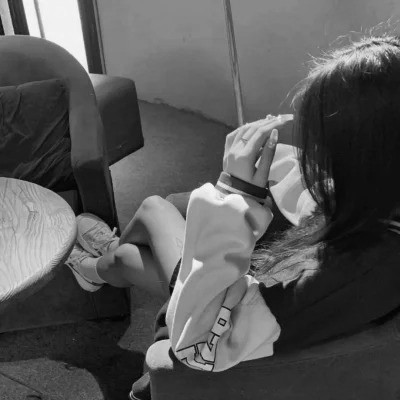 黑白高清女生可爱头像真人图片