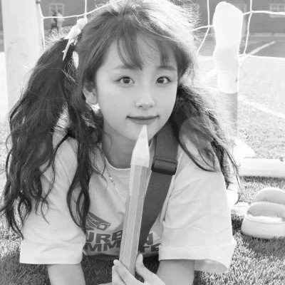黑白高清女生可爱头像真人图片