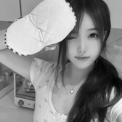黑白高清女生可爱头像真人图片