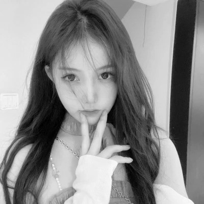 黑白高清女生可爱头像真人图片