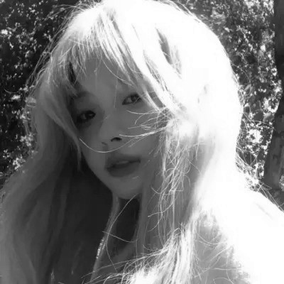 黑白高清女生可爱头像真人图片