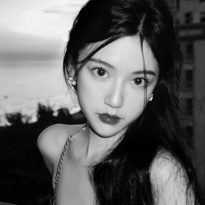 黑白高清女生可爱头像真人图片
