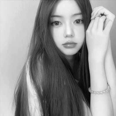 黑白高清女生可爱头像真人图片