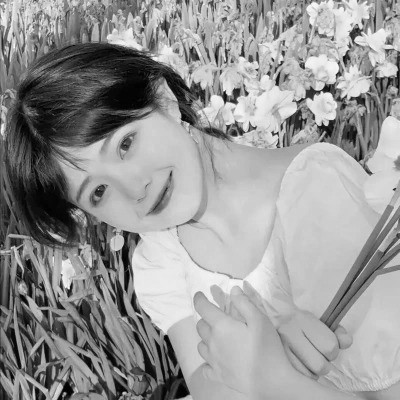 黑白高清女生可爱头像真人图片