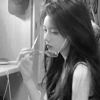 黑白高清女生可爱头像真人图片