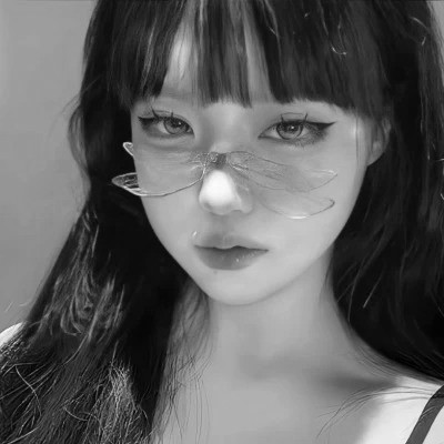 黑白高清女生可爱头像真人图片