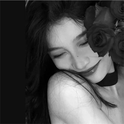 黑白高清女生可爱头像真人图片