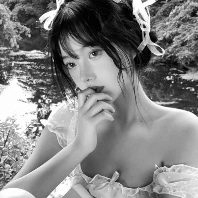 黑白高清女生可爱头像真人图片