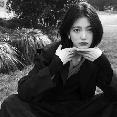 黑白高清女生可爱头像真人图片