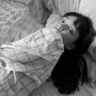 黑白高清女生可爱头像真人图片