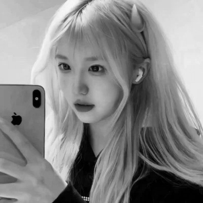 黑白高清女生可爱头像真人图片