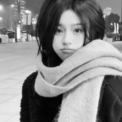 黑白高清女生可爱头像真人图片