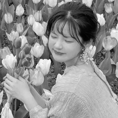 黑白高清女生可爱头像真人图片