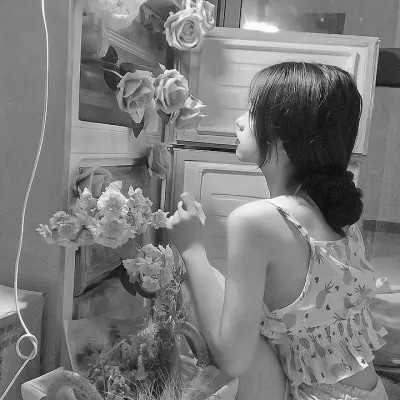 黑白高清女生可爱头像真人图片