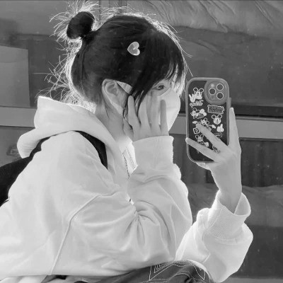 黑白高清女生可爱头像真人图片